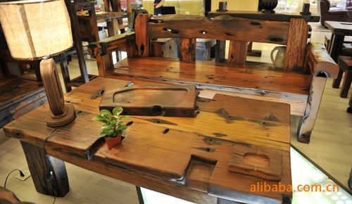 本厂专业生产加工旧船木家具,承接各种以船木为材料的室内外装饰工